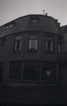 B1060 Winkel met etalage op de hoek van de Nobelstraat en Varkensstraat; ca. 1950