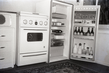 B1127 Een gasfornuis en een koelkast; ca. 1965