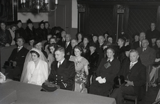 B1135 Huwelijk tussen Piet de Hullu, 3e stuurman van de Koninklijke Rotterdamse Lloyd, en Elly Vlaspolder; 27-10-1950