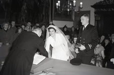 B1137 Huwelijk tussen Piet de Hullu, 3e stuurman van de Koninklijke Rotterdamse Lloyd, en Elly Vlaspolder; 27-10-1950