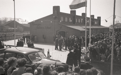 B1274 Bezoek van Koningin Juliana aan Spijkenisse, aankomst bij de Julianaschool; 26 april 1951