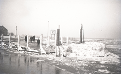 B1296 Zicht op het bevroren havenhoofd, vanaf het Brielse Meer; ca. 1970