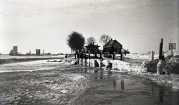 B1299 Zicht op het bevroren havenhoofd , vanaf het Brielse Meer; ca. 1970