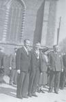 B1309 Een groep hoogwaardigheidsbekleders bij de kerk; ca. 1950