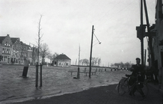 B1311 Hoog water overstroomt de kaden van het Maarland; ca. 1950