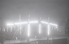 B1313 De Julianabrug is verlicht tijdens de lichtweek; ca. 1955