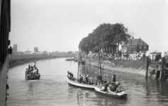 B1315 Zeeverkenners varen onder grote belangstelling met twee vletten de Buitenhaven in. ; ca. 1965