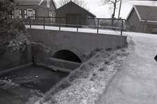 B1380 Het gebied rond de Bernisse voor de ontwikkeling tot recreatiegebied. De duiker bij de Scheedelf. Op de ...