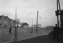 B1311 Hoog water overstroomt de kaden van het Maarland; ca. 1950
