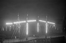 B1313 De Julianabrug verlicht tijdens de lichtweek; ca. 1955