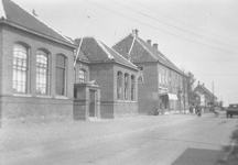 B1324 Gemeentehuis en Lagere school; ca. 1955
