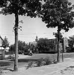 C1345 Kijkje op de kerk vanaf de Stationsweg bij de kruising met Mildenburglaan; 3 juli 1958
