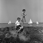 C1408 De kinderen van de familie van der Linden langs het Brielse Meer; 12 september 1958