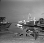 C1627 Verlichte marineschepen in de Haven van Hellevoetsluis; ca. 1962