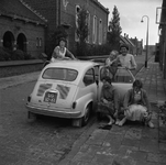 C1701 Kinderen rond een auto voor de kerk van (?); Augustus 1960