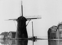 C1934 De molen van Oudenhoorn, tijdens de watersnoodramp; Februari 1953
