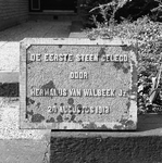 C2148 Gedenksteen van de bouw van het dieselmotorgemaal van de polder Oudenhoorn (1913); November 1986