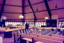 F0231 Het interieur van de nieuwe gereformeerde kerk; november 1969