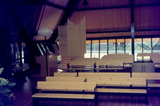 F0239 Het interieur van de nieuwe gereformeerde kerk; november 1969