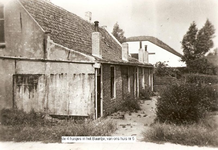 F1222 Vier oude huisjes langs het Baantje, de latere Witte de Withstraat; ca. 1930