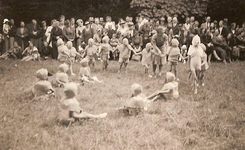 F1241 Feest bij de kleuterschool in het Mildenburgbos; ca. 1939