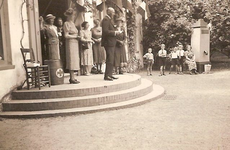 F1245 Kleuterschool in het Mildenburgbos. Burgemeester Van Voorst van Beest spreekt.; ca. 1939