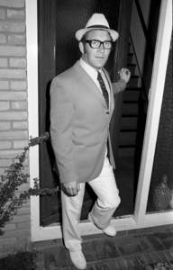 RJ000000193 Worstelaar Bert Kops toont zijn nieuwe Olympische outfit. (NNC 11-08-1972)
