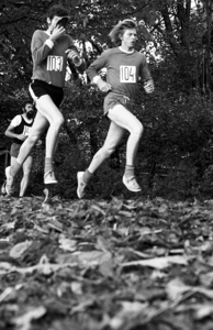 RJ000000269 Terwijl de Edammer Herman Gorter zijn neus snuit loopt de Volendammer Jan Zwarthoed geconcentreerd de 19e ...