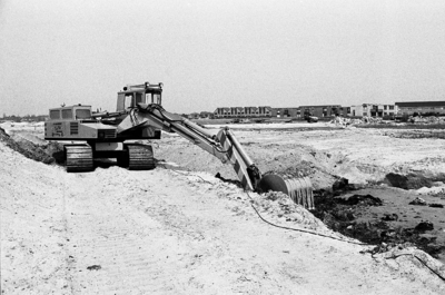 RJ000000670 Met de aanleg van het stamriool is reeds begonnen bij het bouwrijp maken van Blokgouw fase II. (NNC 13-08-1976)