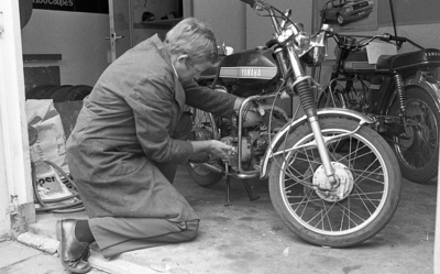 RJ000000983 Wachtmeester P. Hamstra van de Rijkspolitie Edam-Volendam demonteert een opgevoerde Yamaha brommer. (NNC 16 ...