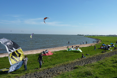 NL-PmWA_0059_120002676 Edam, Zeevangsdijk. Windsurfen en kitesurfen op het IJsselmeer. Op de achtergrond: 'het Strandbad'.