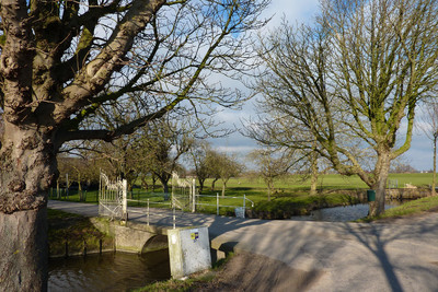 NL-PmWA_0059_120002738 Purmer, Blijweg. Oprijlaan van een boerderij.