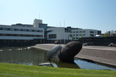 NL-PmWA_0059_120002743 Purmerend. Stadhuis aan de Purmersteenweg. Op de voorgrond in het water, een beeldhouwwerk uit ...