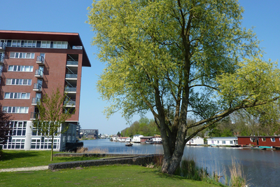 NL-PmWA_0059_120002753 Purmerend, Where. Links: nieuwbouwcomplex van De Oeverlanden.