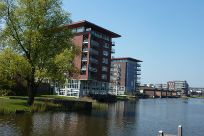 NL-PmWA_0059_120002755 Purmerend, Where. Links: nieuwbouw van 'De Oeverlanden'.