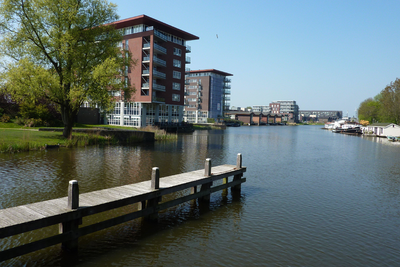 NL-PmWA_0059_120002777 Purmerend. inks van het water (de Where) de nieuwbouw flats van De Oeverlanden.