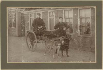 Mulder-z-0008 Foto v.l.n.r. op de hondenkar postbode Klaas Groot en zijn vrouw Trijntje ...