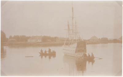 Mulder-z-0305 Onafhandelijkheidsfeesten, 100 jaar onafhankelijk van de Fransen. Foto: Havenrak met schip en op de ...