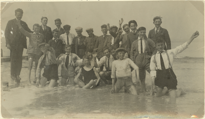 Mulder-z-0080 Foto: Met z'n allen naar het strand.Op knieën vooraan gestreepte broek Freek Schreuder. Vanaf rechts ...