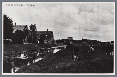 WAT002002812 Zuiddyk/Zuideinde in Oostknollendam. Rechts op de achtergrond een houten loods. Hier was meubelmakerij De ...