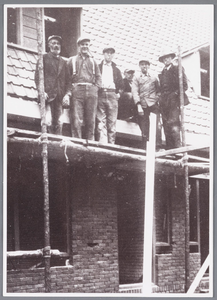 WAT002000811 Bouw van huizen aan de Gasplein door bouwbedrijf Jaap Kramer links Jan Bakker (kietekar) Jan ketser, Simon ...