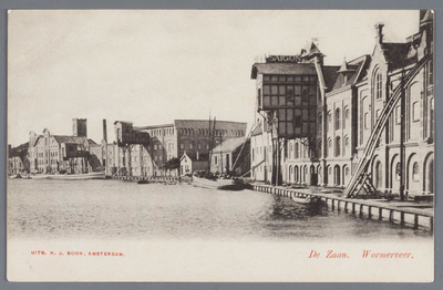 WAT002002417 De Zaanwand in Wormer met v.l.n.r. pakhuis Java, rijstpellerij Hollandia en de pakhuizen Bassein, Saigon ...
