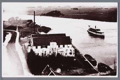 WAT002002806 De Zaan met in het midden een boot van de Alkmaar Packet met aan de overkant Oostknollendam. Het was een ...