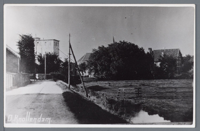 WAT002002816 Dorpsstraat in Oostknollendam in 1914. De bocht naar rechts in de weg was nog afgeschermd door een haag. ...