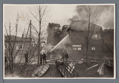 WAT002002818 7 maart 1957. Brand op de scheepswerf, Dorpsstraat 37 Oostknollendam.Jachtwerf Dubbeld met 90 zeilboten in ...