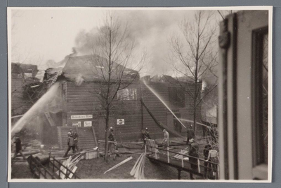WAT002002820 7 maart 1957. Brand op de scheepswerf, Dorpsstraat 37 Oostknollendam.Jachtwerf Dubbeld met 90 zeilboten in ...