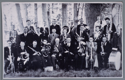 WAT002002822 De Oostknollendammer Kapel'', opgericht 29 juni 1883, won vele prijzen op div. concoursen. Personen staand ...