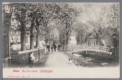 WAT002002831 Richting noorden naar de Boerensluis. Rechts het fraaie bruggetje naar de Pastorie. De woonboerderij van ...