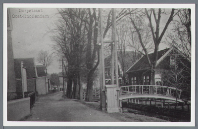 WAT002002832 Rechts het fraaie bruggetje naar de Pastorie. De boerderijwoning van Jan Nierop, daarachter café Het Wapen ...