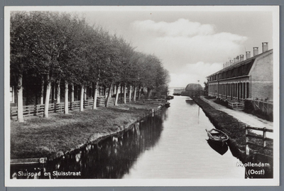 WAT002002839 In 1912 bouwen de aannemers P. Wakker en Meindert Bus (Oostknollendam) in totaal negen sociale ...
